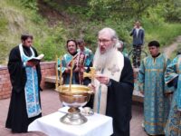 Молебное пение на месте Явления Урюпинской иконы Божией Матери