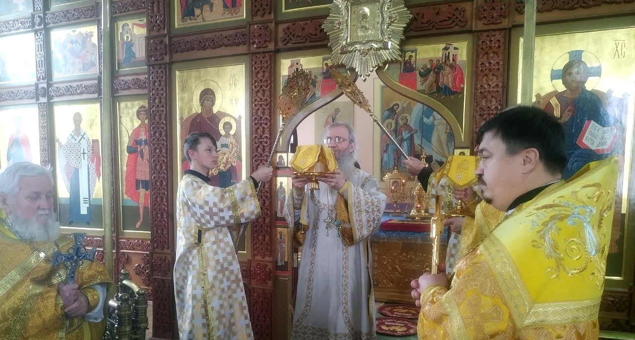 Божественная литургия в Богоявленском храме г. Фролово.