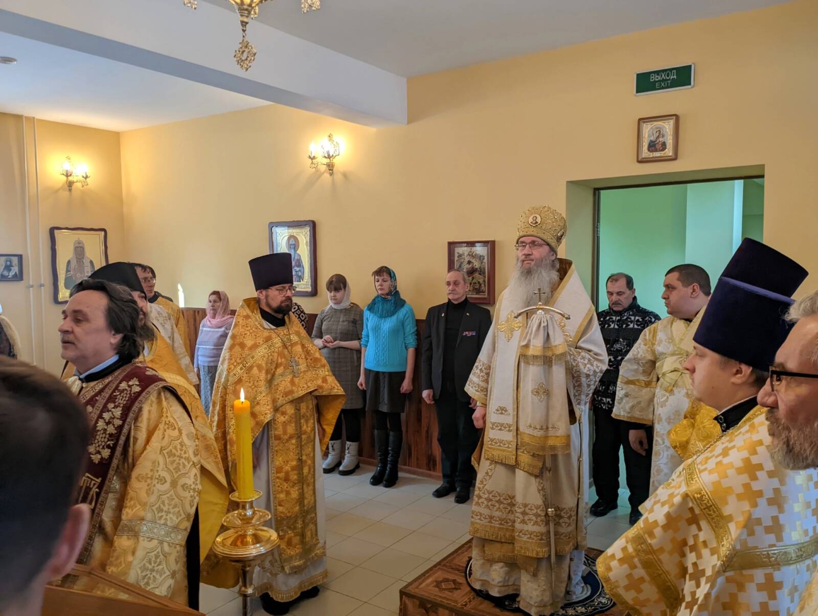 Божественная литургия в храме святителя Алексия митр. Московского при духовно-просветительском центре имени свт. Алексия митр. Московского при епархиальном управлении г. Урюпинска.