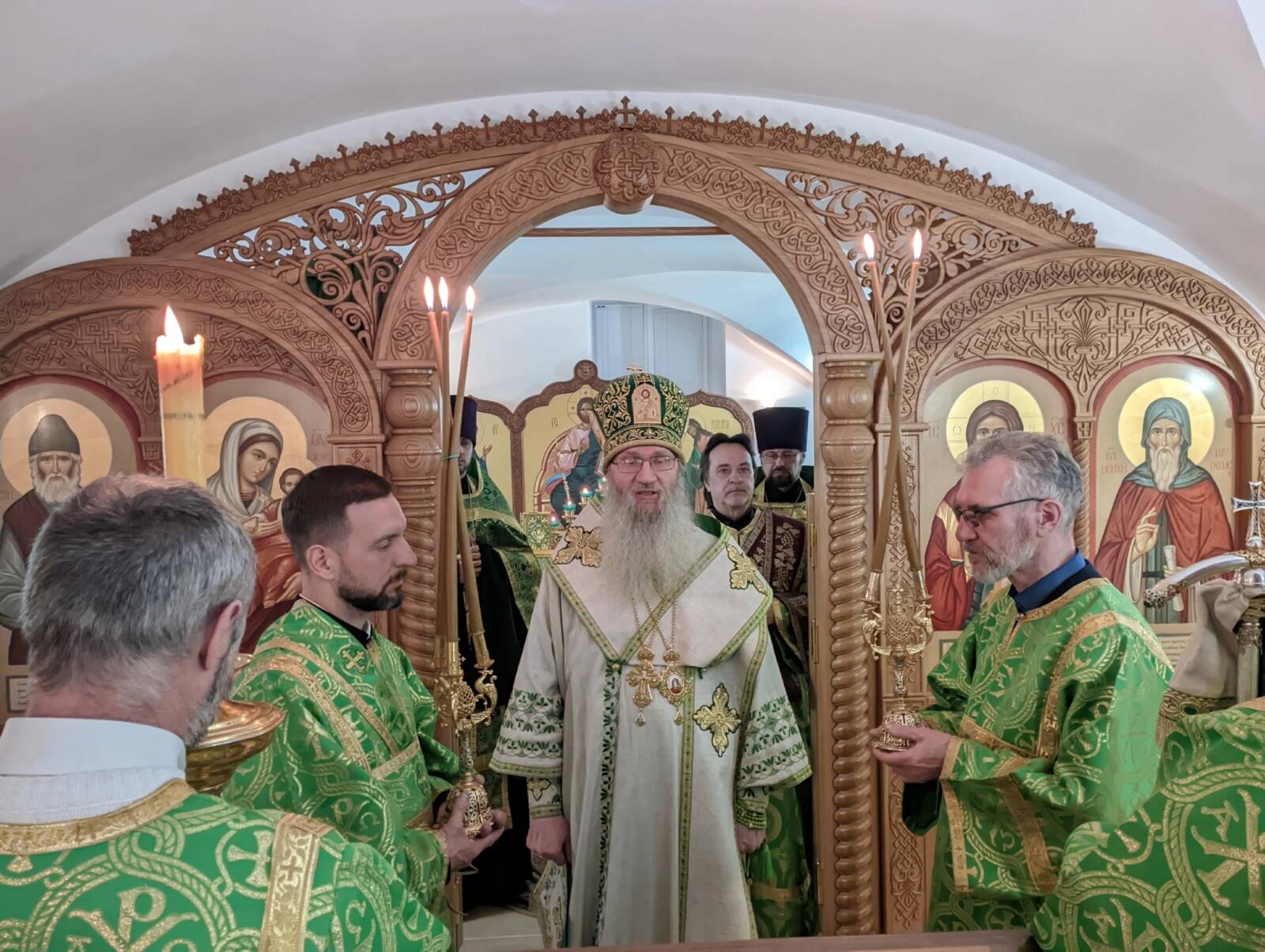 Урюпинский и Новоаннинский ЕЛИСЕЙ совершил вечернее богослужение в храме прп. Паисия Святогорца и прп. Исихия Иерусалимского (воскресная школа) г. Урюпинска.