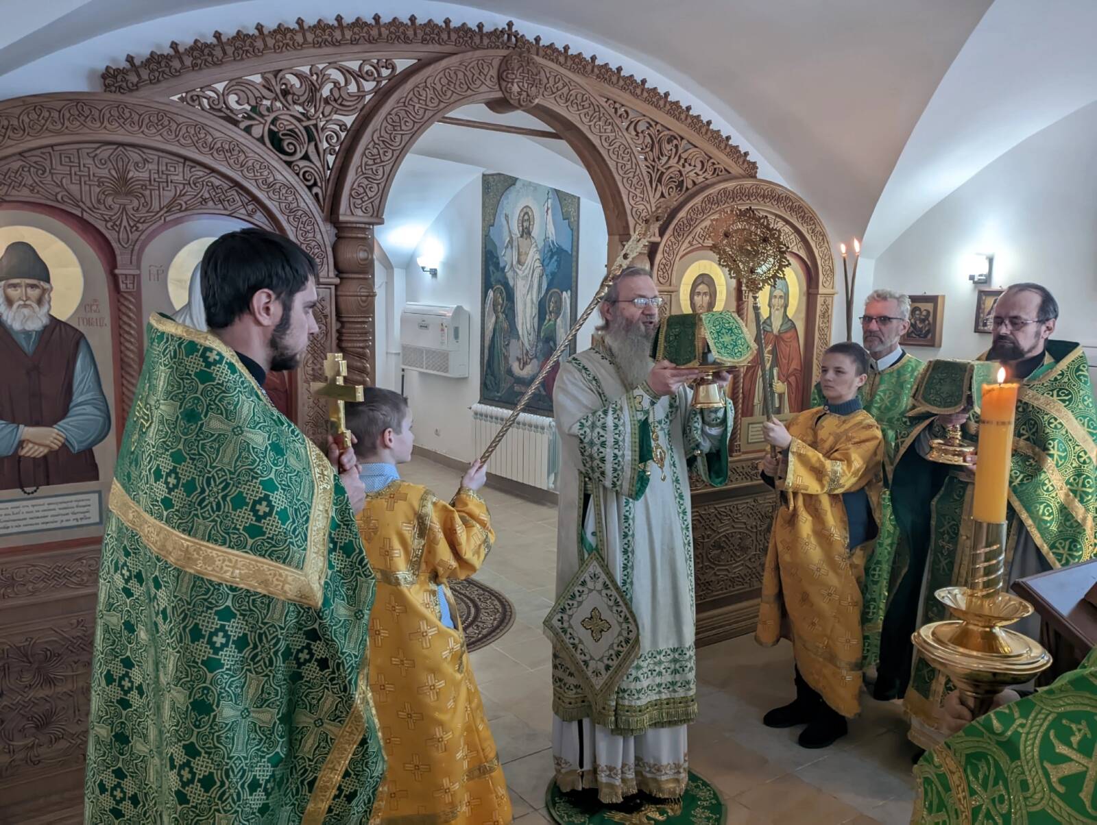 Божественная литургия в храме прп. Паисия Святогорца и прп. Исихия Иерусалимского при воскресной школе «Урюпинская похвала» г. Урюпинска.