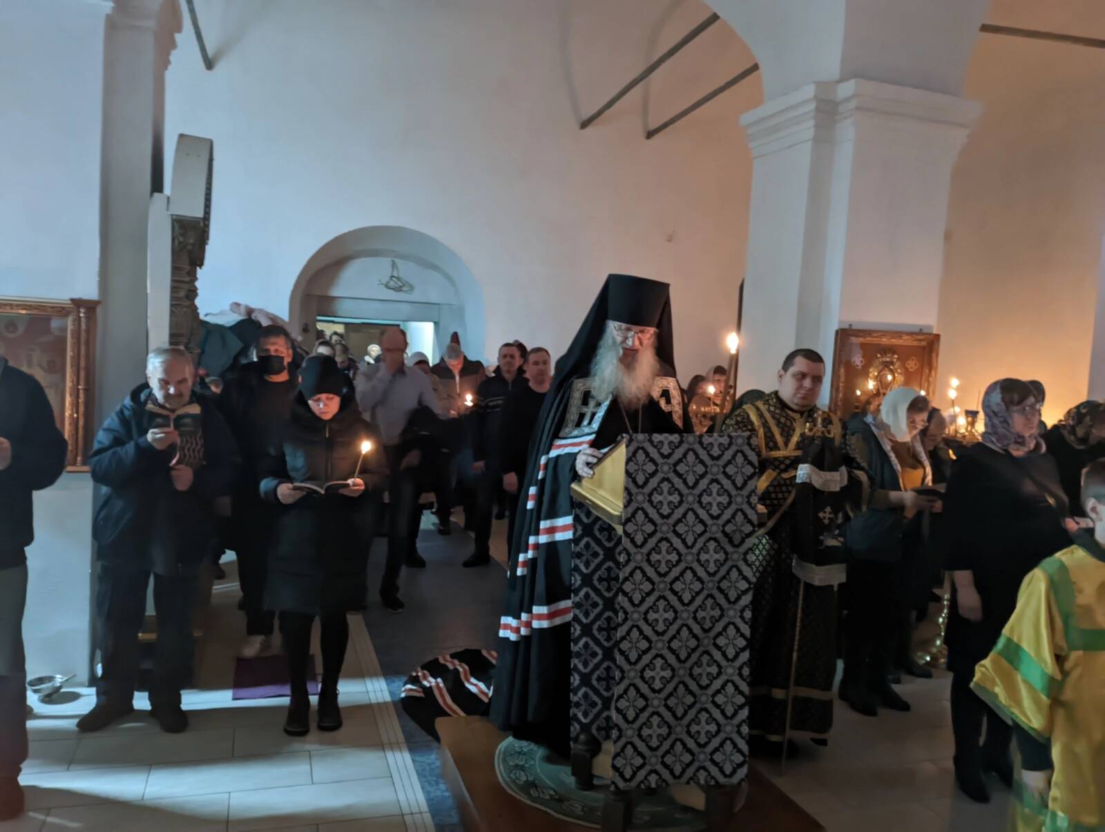 В понедельник первой седмицы Великого поста епископ Елисей совершил Великое повечерие с чтением Великого покаянного канона прп. Андрея Критского.