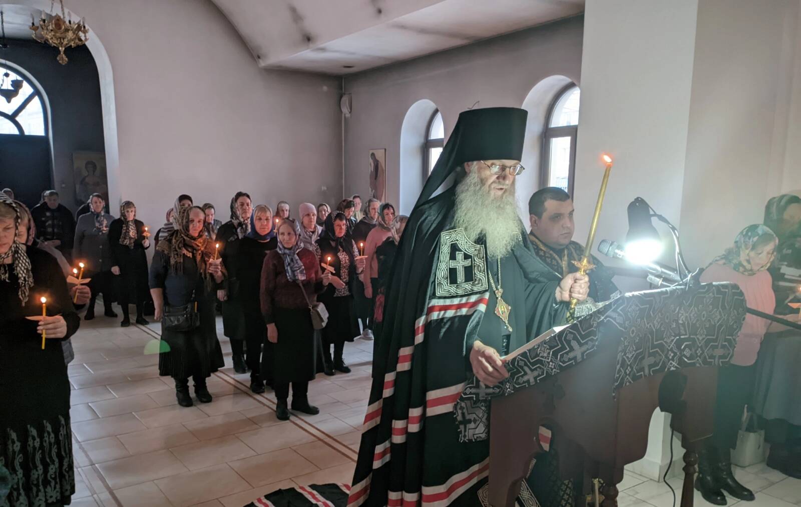 Во вторник первой седмицы Великого поста епископ Елисей совершил Великое повечерие с чтением Великого покаянного канона прп. Андрея Критского в храме Рождества Христова г. Урюпинск.