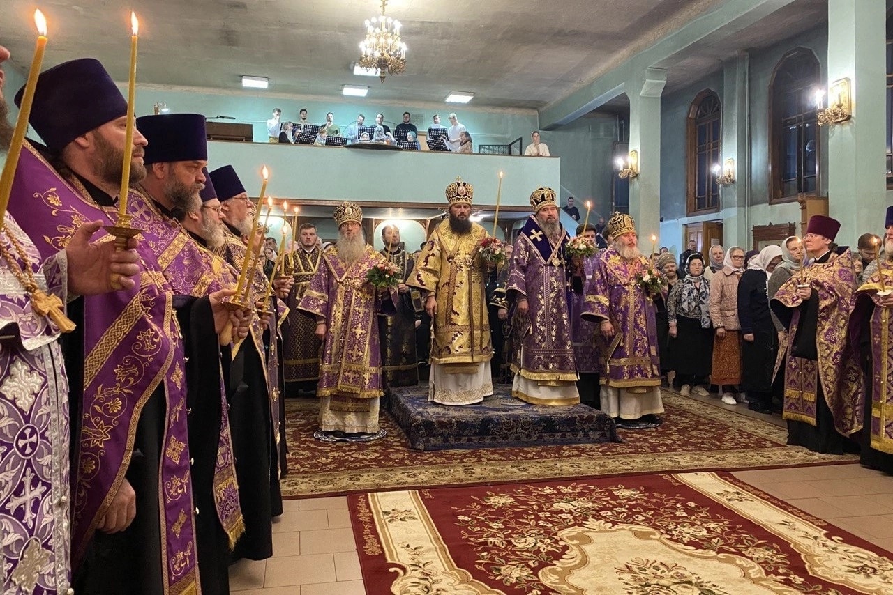 В канун дня памяти священномученика Николая Попова в Свято-Духовском монастыре совершено архиерейское богослужение