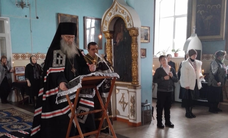 В четверг первой седмицы Великого поста епископ Елисей совершил Великое повечерие с чтением Великого покаянного канона прп. Андрея Критского в храме Рождества Пресвятой Богородицы г. Фролово.