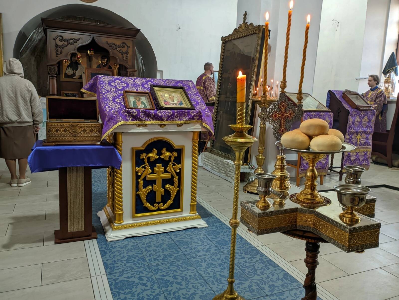 В канун дня памяти священномученика Николая Попова в Покровском кафедральном соборе было совершенно праздничное Всенощное бдение