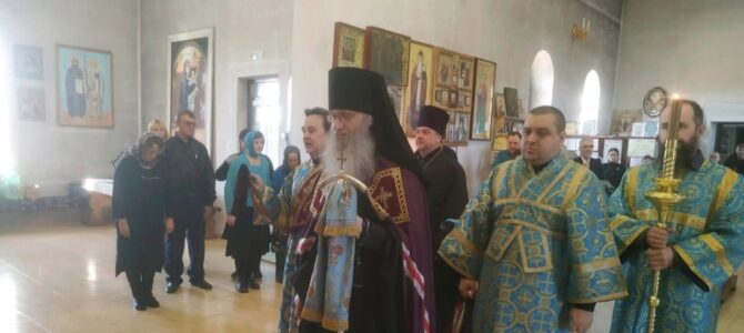 Божественная литургию в храме Святой Троицы в р.п. Красный Яр, Жирновского района