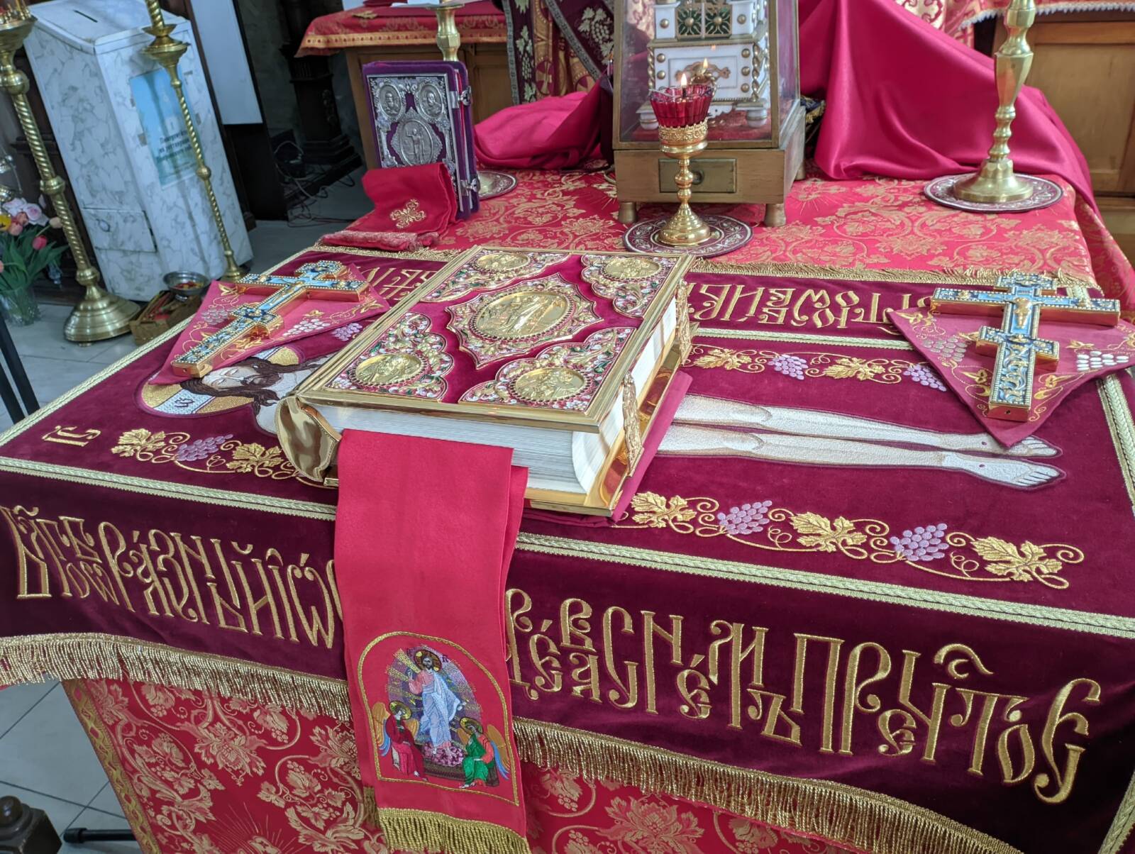 в среду Светлой седмицы, праздничное Пасхальное богослужение в Покровском кафедральном соборе г. Урюпинска
