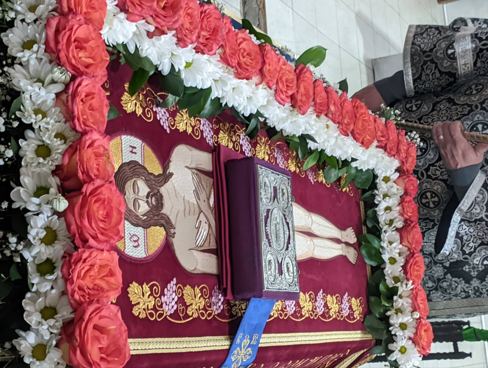 Великая вечерня с выносом Плащаницы Спасителя в Покровском кафедральном соборе г. Урюпинска.