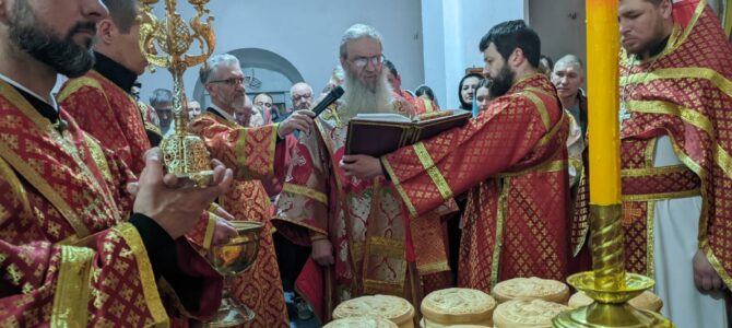 В Пасхальную ночь епископ Елисей возглавил Божественную литургию в кафедральном соборе Покрова Пресвятой Богородицы