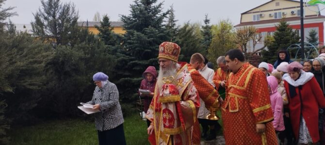 Божественная литургия и малое освящение воды, в храме Богоявления Господня в г. Фролово.