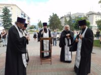 У Арки в честь Урюпинской иконы Божией Матери в г. Урюпинске было совершено молебеное пение для учащих и учащихся перед экзаменами.