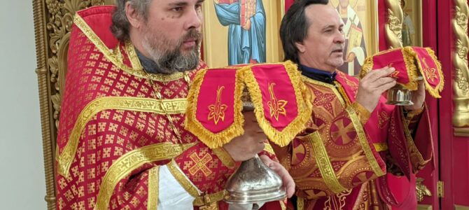 В Покровском кафедральном соборе г. Урюпинска была совершена Божественная литургия Пасхальным чином.