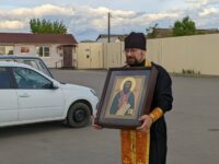 Образ священномученика Николая Попова с частицами его святых мощей был доставлен в Покровский кафедральный собор.