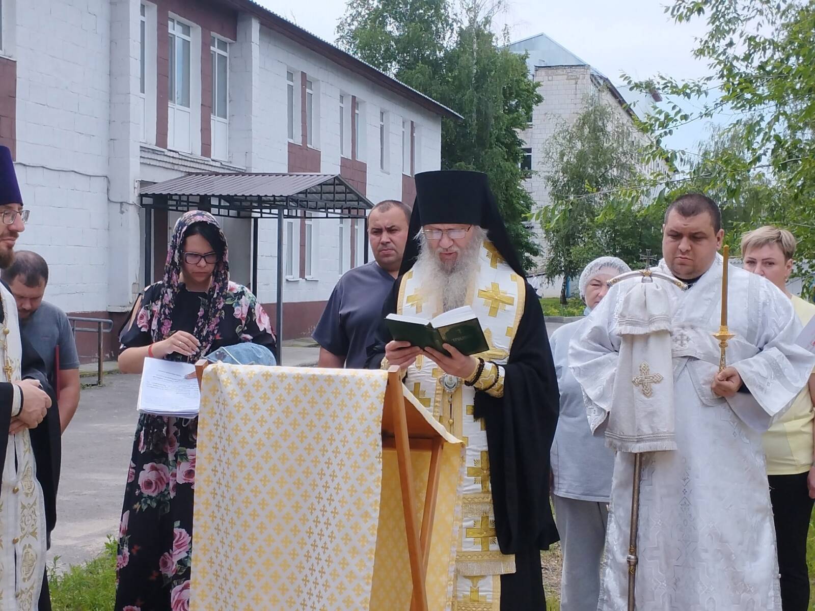 В Г. УРЮПИНСКЕ НА МЕСТЕ СТРОИТЕЛЬСТВА БУДУЩЕГО БОЛЬНИЧНОГО ХРАМА БЫЛ СОВЕРШЁН ПЕРВЫЙ МОЛЕБЕН