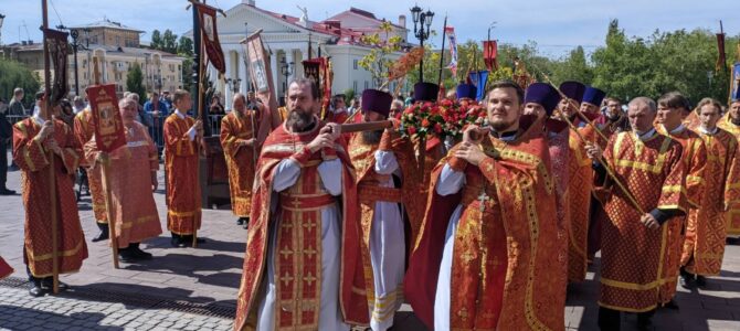 Крестный ход с мощами сщмч. Николая пресвитера иже в Верхнем Гнутове из Свято-Духова мужского монастыря до Александро-Невского кафедрального собора в г. Волгограде