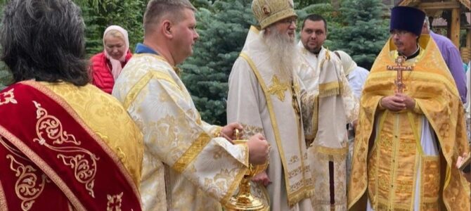Неделя Всех Святых.  Божественная литургия в храме Всех Святых в с. Захаровка, Ольховского района.