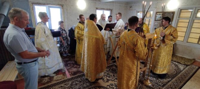 Божественная литургия в храме Архистратига Михаила в с. Липовка, Ольховского района.