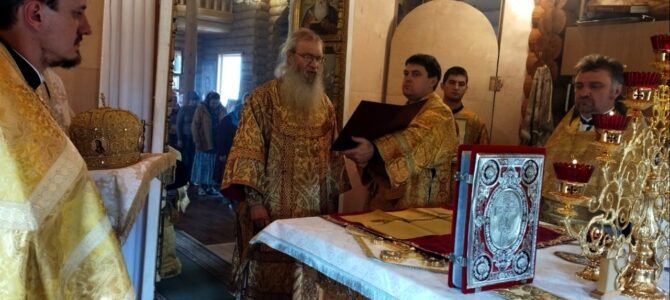 Божественная литургия в храме Святой Троицы в ст. Сергриевской, Даниловского района.