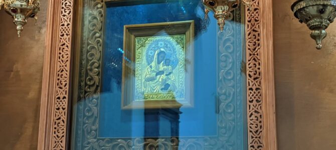 Епископ Елисей совершил Вечернее богослужение с чтением акафиста перед чудотворным образом Урюпинской иконы Божией Матери в Покровском кафедральном соборе