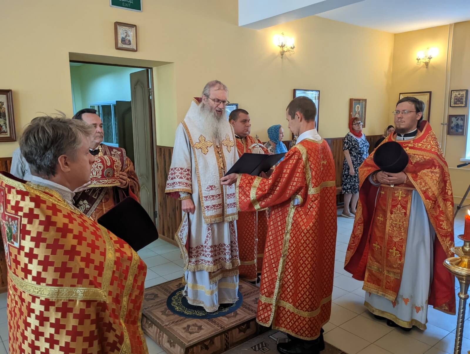 Епископ Елисей совершил Божественную литургию в духовно-просветительском центре свт. Алексия митр. Московского при епархиальном управлении