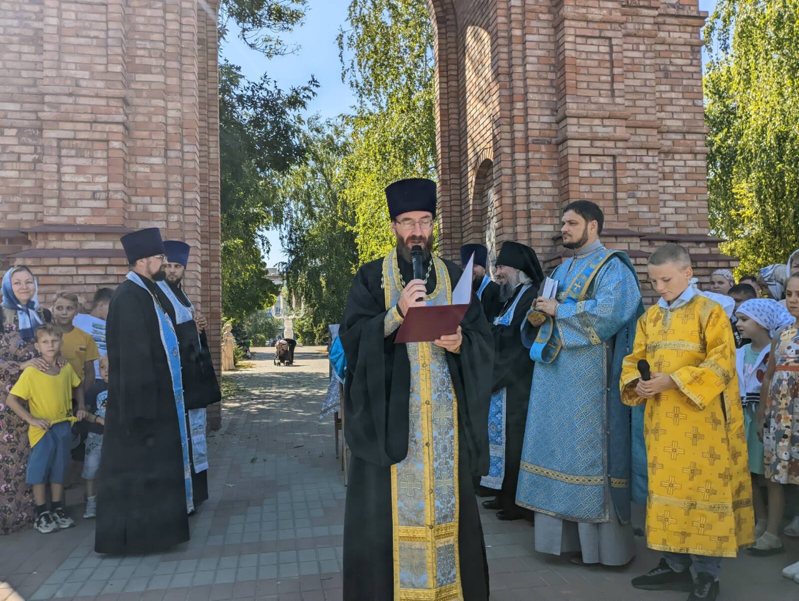 Для учеников и педагогов города Урюпинска состоялся молебен на начало учебного года