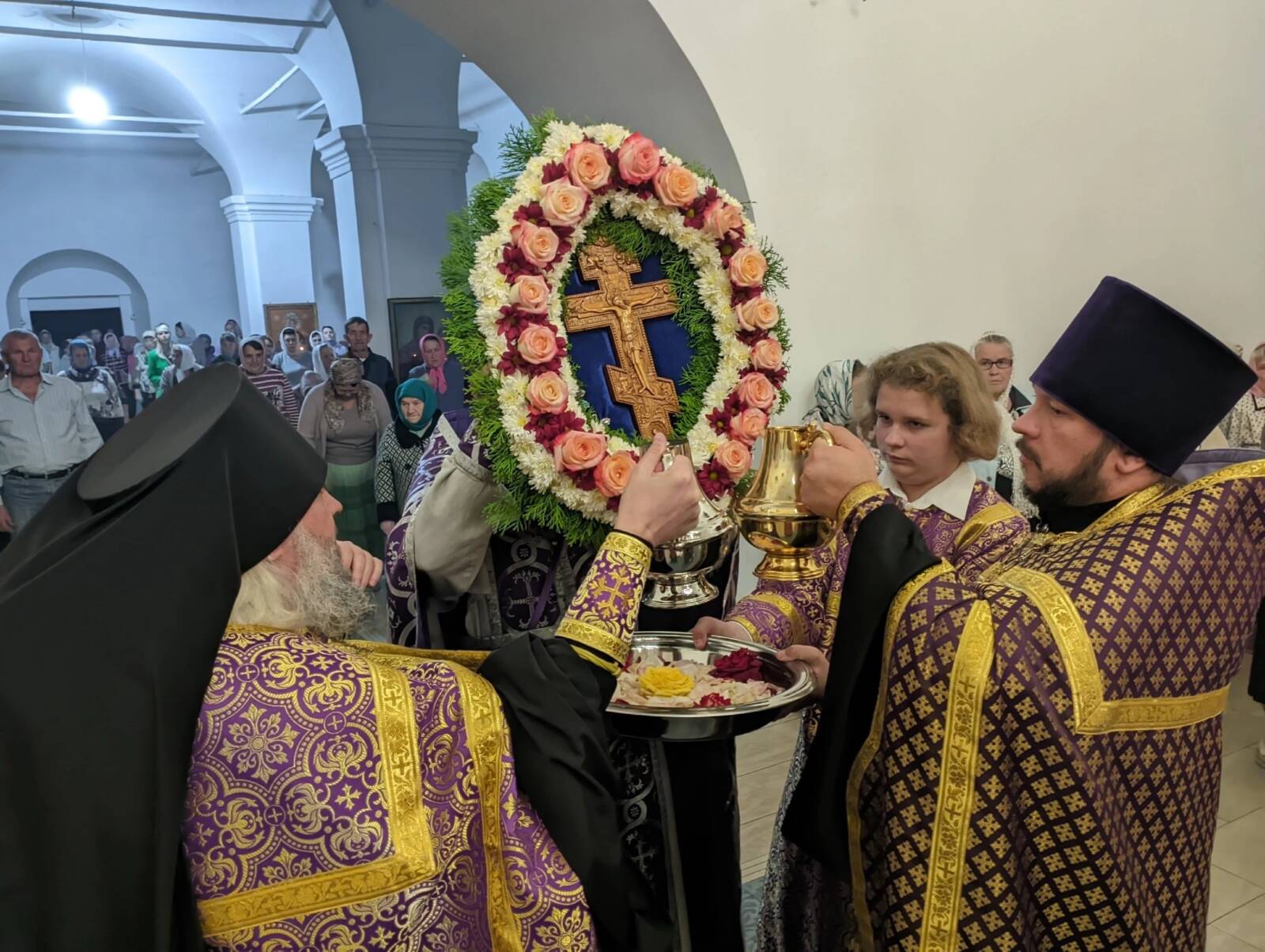 Кресту твоему поклоняемся Владыко и святое Воскресение Твое славим.