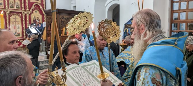 В канун празднования Покрова Пресвятой Богородицы епископ Елисей совершил Всенощное бдение в Покровском кафедральном соборе г. Урюпинска