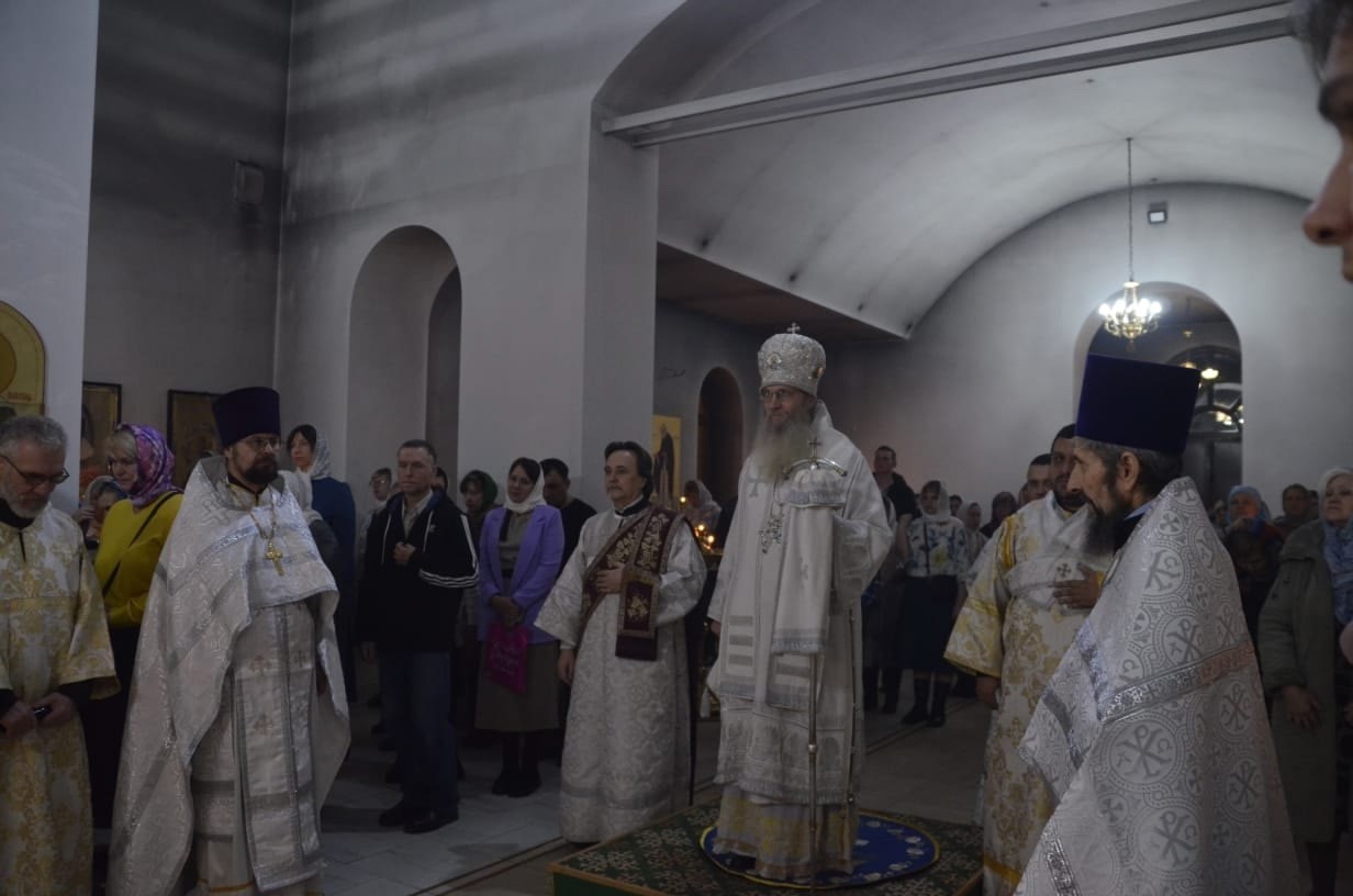 В РОЖДЕСТВЕНСКУЮ НОЧЬ ЕПИСКОП УРЮПИНСКИЙ И НОВОАННИНСКИЙ ЕЛИСЕЙ СОВЕРШИЛ БОЖЕСТВЕННУЮ ЛИТУРГИЮ В ХРАМЕ РОЖДЕСТВА ХРИСТОВА