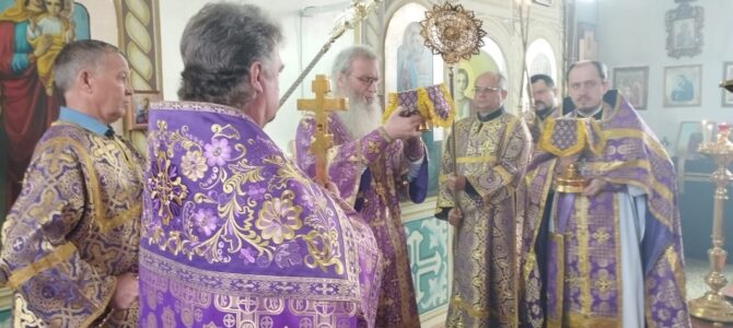 Епископ Елисей совершил Божественную литургию в храме апостолов Петра и Павла в рп. Даниловка