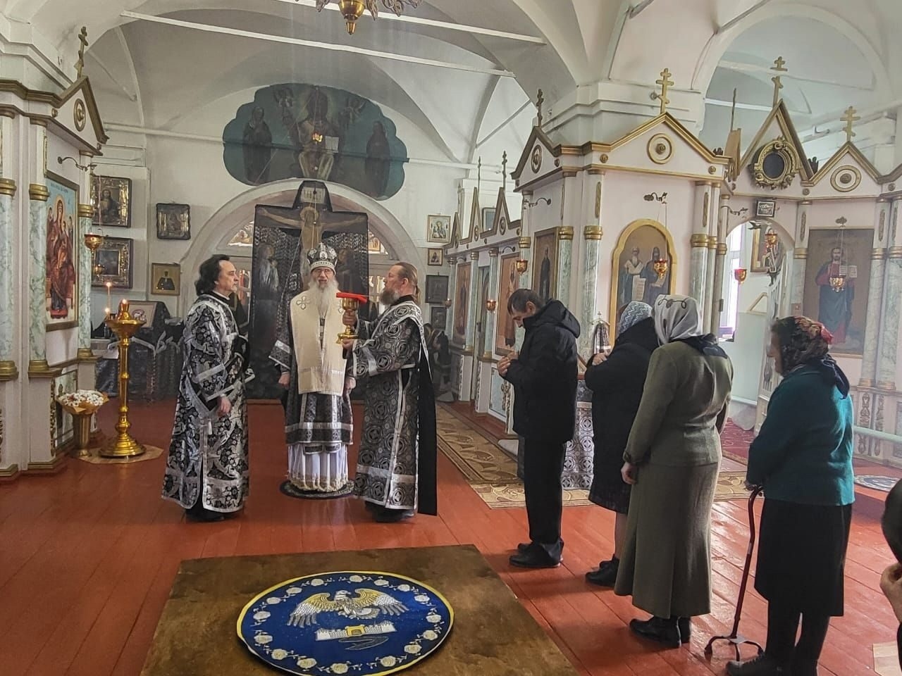 В храме Воскресения Христова совершена Литургия Преждеосвященных Даров архиерейским чином