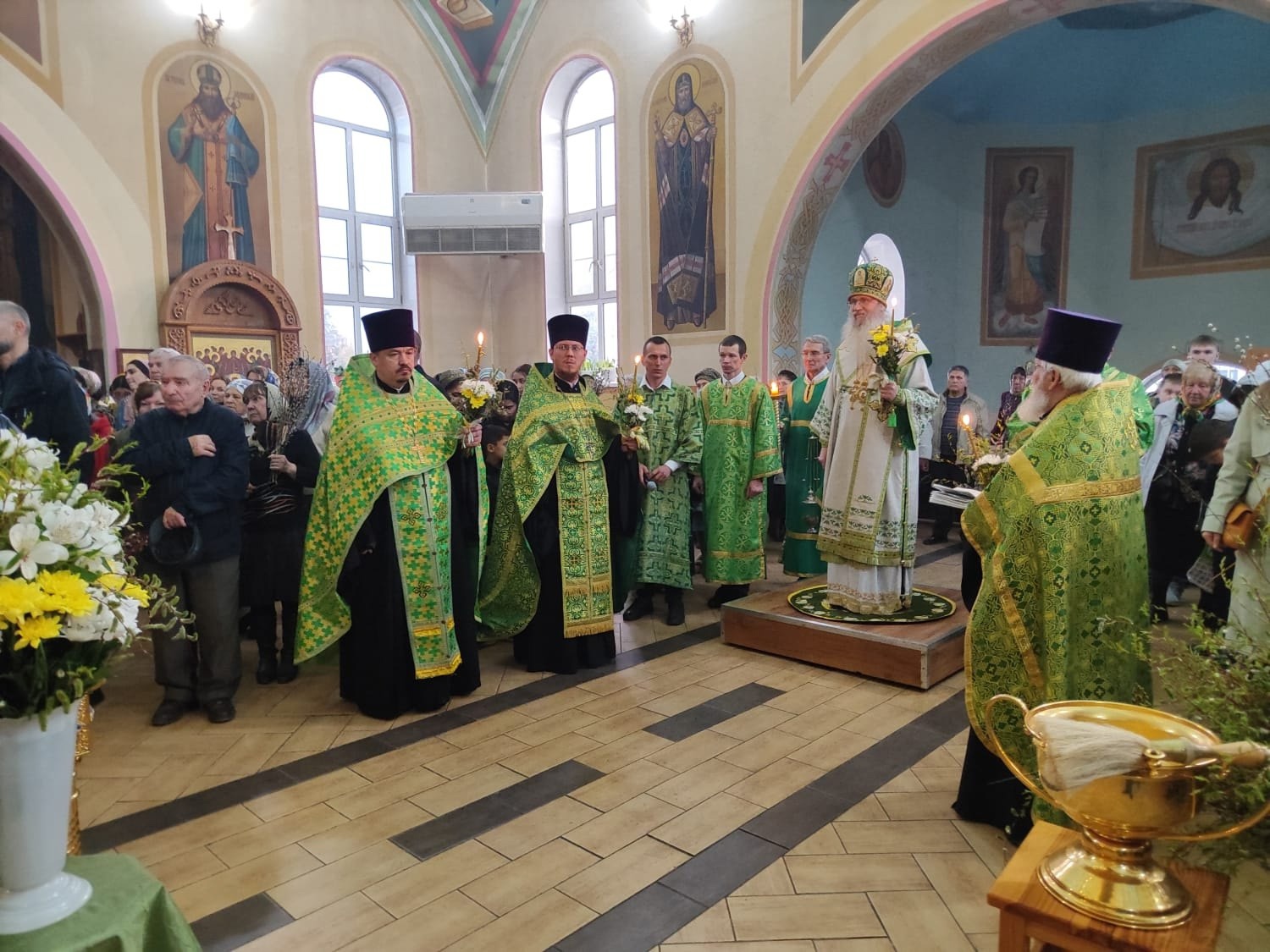 В канун празднования Входа Господня в Иерусалим, епископ Урюпинский и Новоаннинский Елисей совершил Всенощное бдение и освящение Верб в храме Богоявления Господня в г. Фролово.