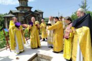В 5-ю неделю по пятидесятнице день памяти Собора славных и всехвальных 12-ти Апостолов.