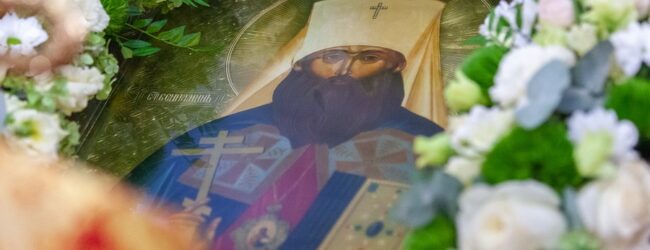 В день памяти священномученика митрополита Петроградского Вениамина и иже с ним убиенных, 13 августа, наместник Александро-Невской лавры епископ Кронштадтский Вениамин совершил Божественную литургию в Свято-Троицком соборе обители.